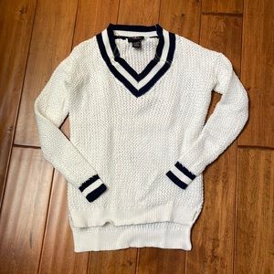 V-neck sweater with navy blue trimming size small
